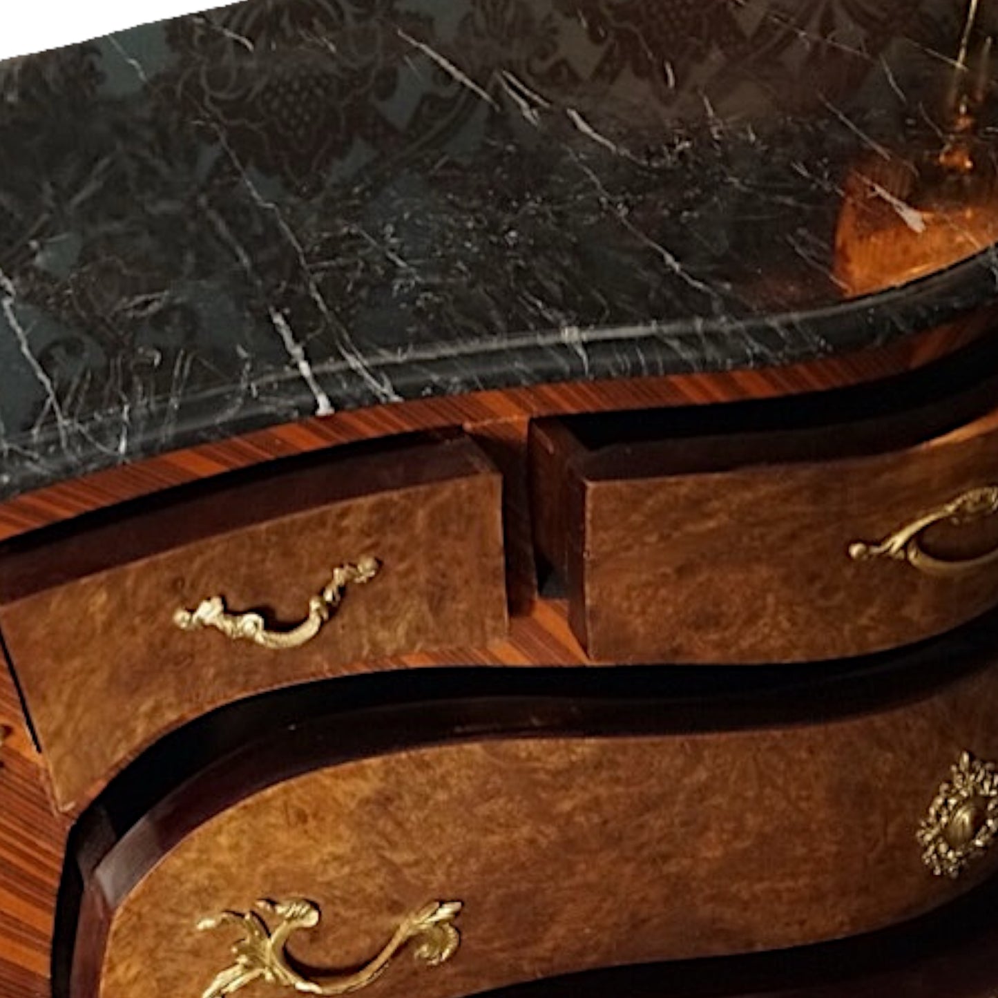 Bezaubernde Barock Kommode - Massivholz, Intarsien & Bronze-Details vergoldet – Elegant & Handgefertigt