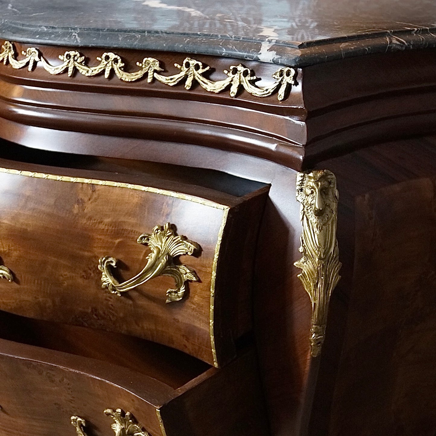Exklusive Prunkvolle Barock Anrichte - Buchenholz, Intarsien & Bronze – Glanzvoll & Handgefertigt