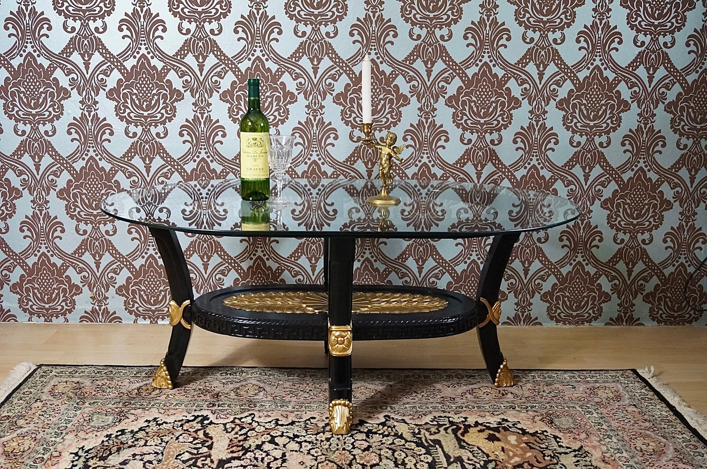 Ovaler Couchtisch in dezenter barocker Ausarbeitung, Massivholz, teilvergoldet
