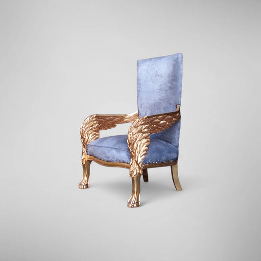 Exklusiver handgefertigter Sessel aus massivem Holz mit vergoldeten Engelsflügeln