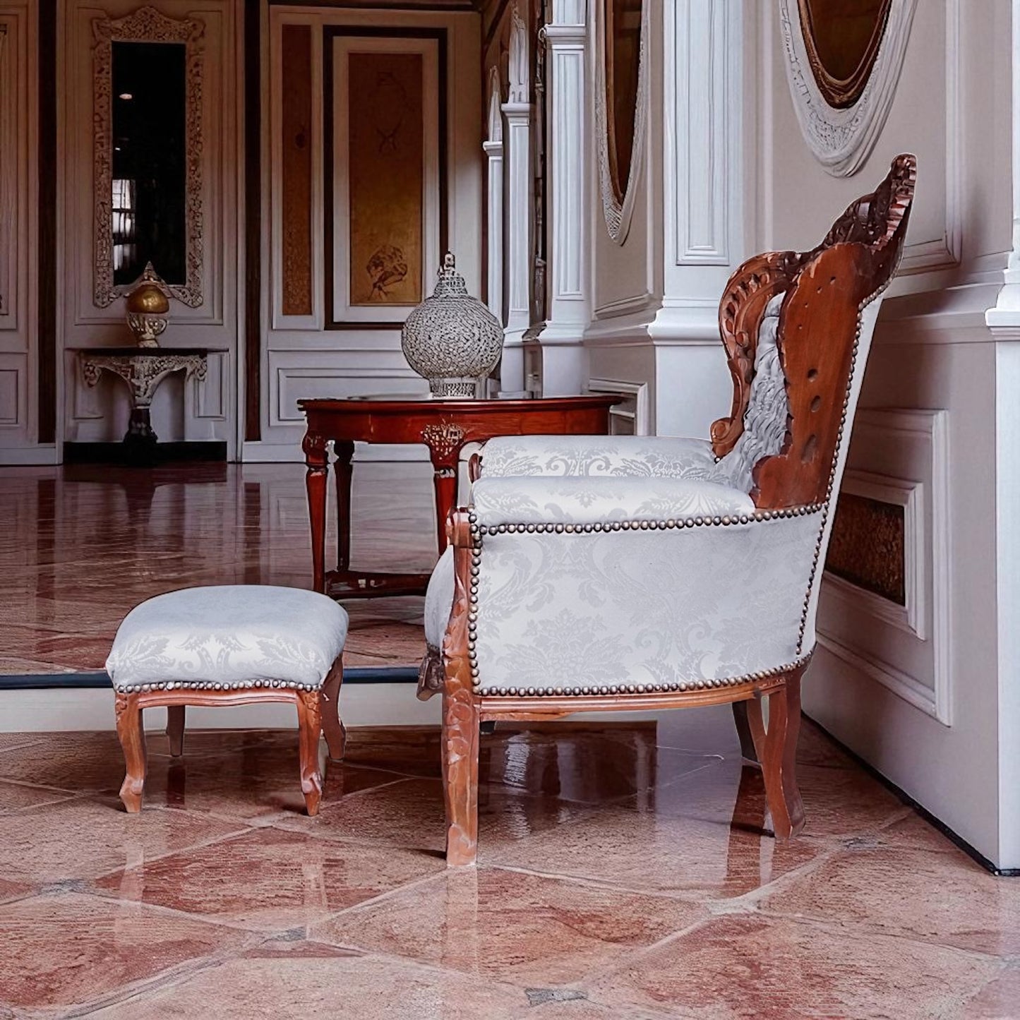 Thron-Sessel Barock: Monumentales Sessel-Ensemble – Dunkles Holz mit Barockstoff