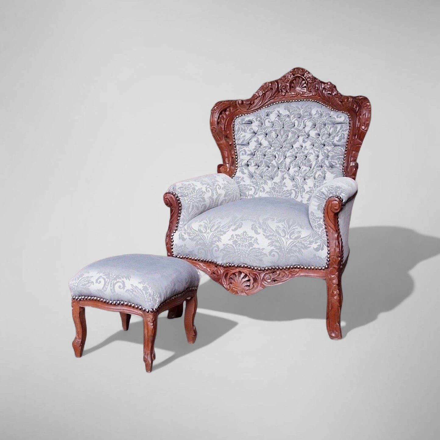 Thron-Sessel Barock: Monumentales Sessel-Ensemble – Dunkles Holz mit Barockstoff