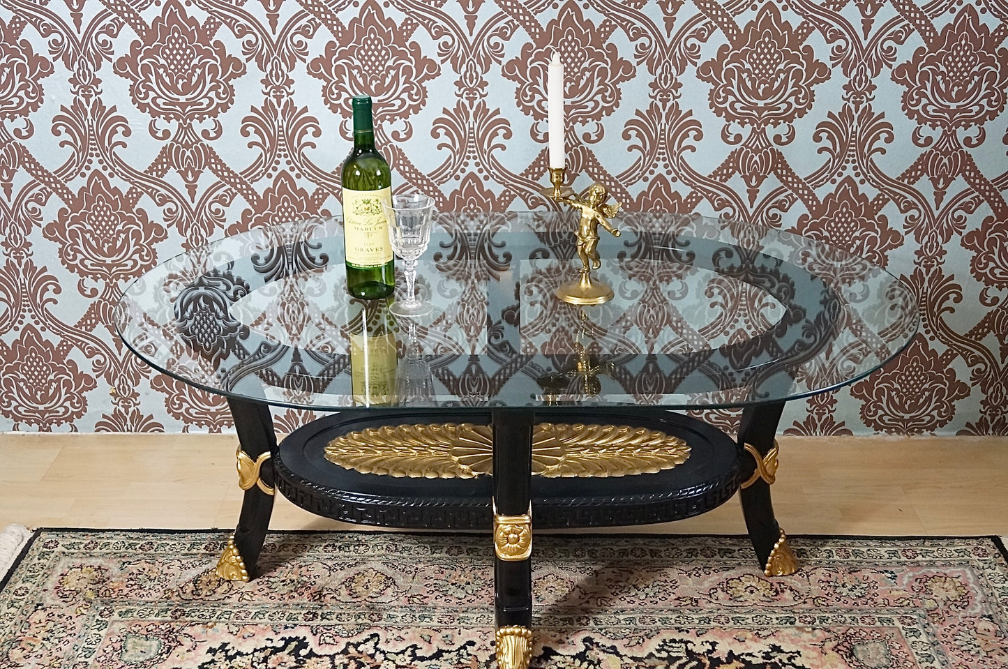 Ovaler Couchtisch in dezenter barocker Ausarbeitung, Massivholz, teilvergoldet