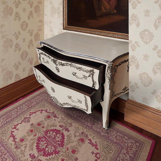 Eindrucksvolle Barock Kommode – Creme & Silber, Massivholz, Château-Stili