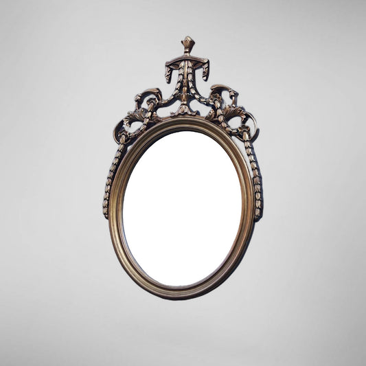 Empire Ovalspiegel: Exklusiver, ovaler Wandspiegel mit Trophäen-Ornament – Blattgold