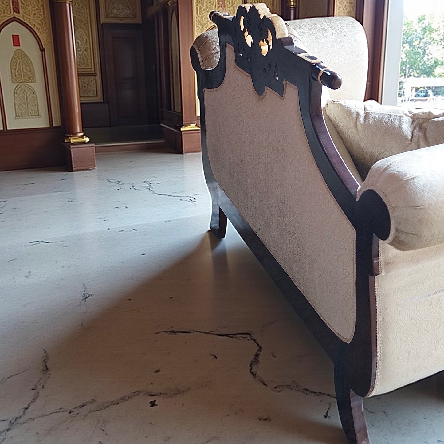 Mahagoni Mini-Sofa: Barock Akzent – Dunkelholz, Gold und Beige