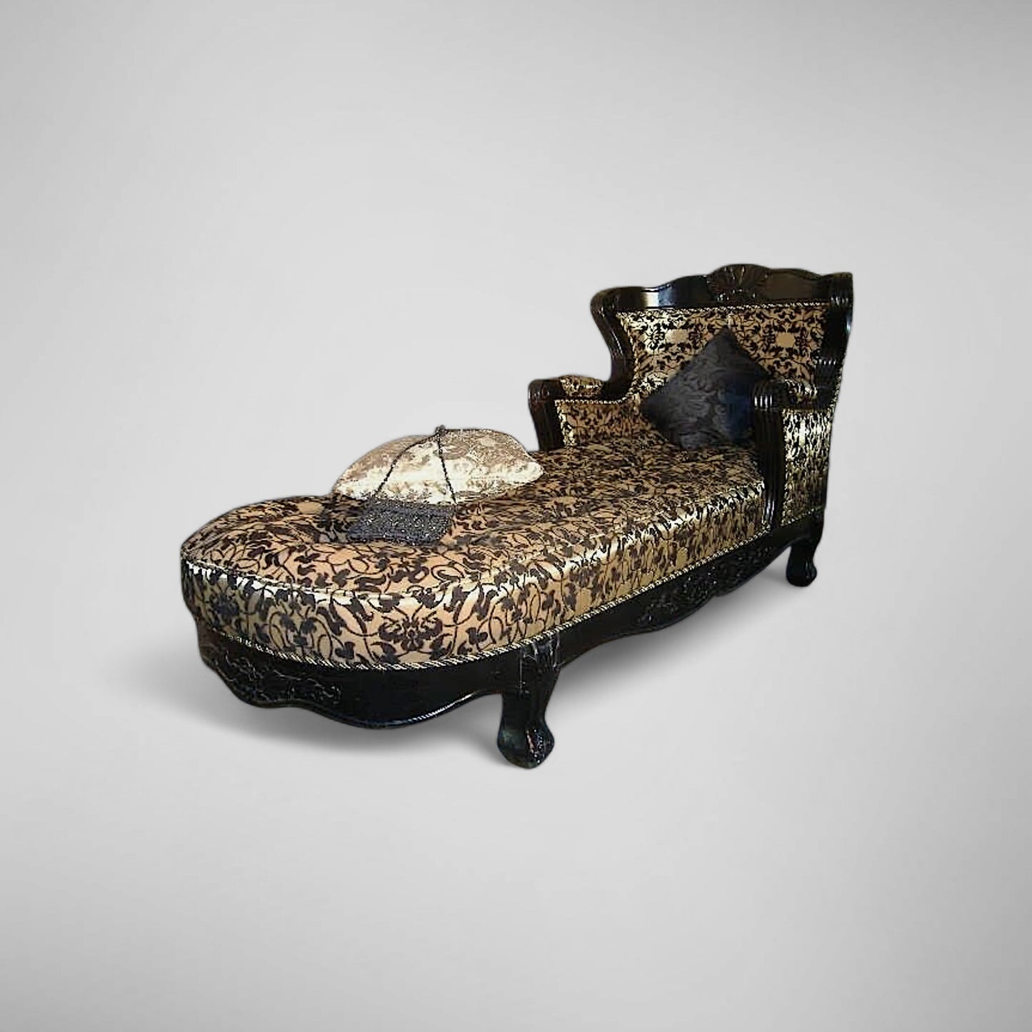 Château-Chaiselongue: Luxusliege aus Massivholz – Dunkel Finish mit Goldfaden-Bezug