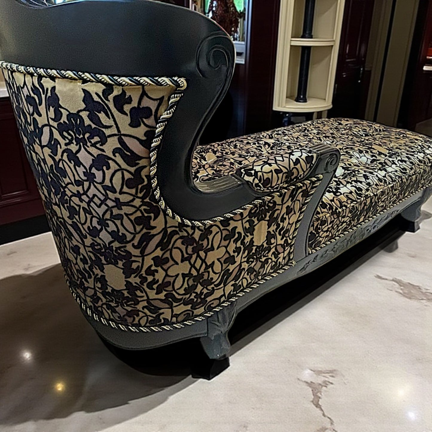 Château-Chaiselongue: Luxusliege aus Massivholz – Dunkel Finish mit Goldfaden-Bezug