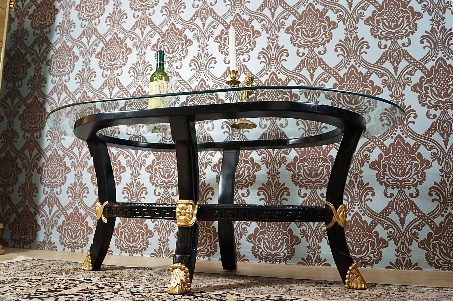 Ovaler Couchtisch in dezenter barocker Ausarbeitung, Massivholz, teilvergoldet