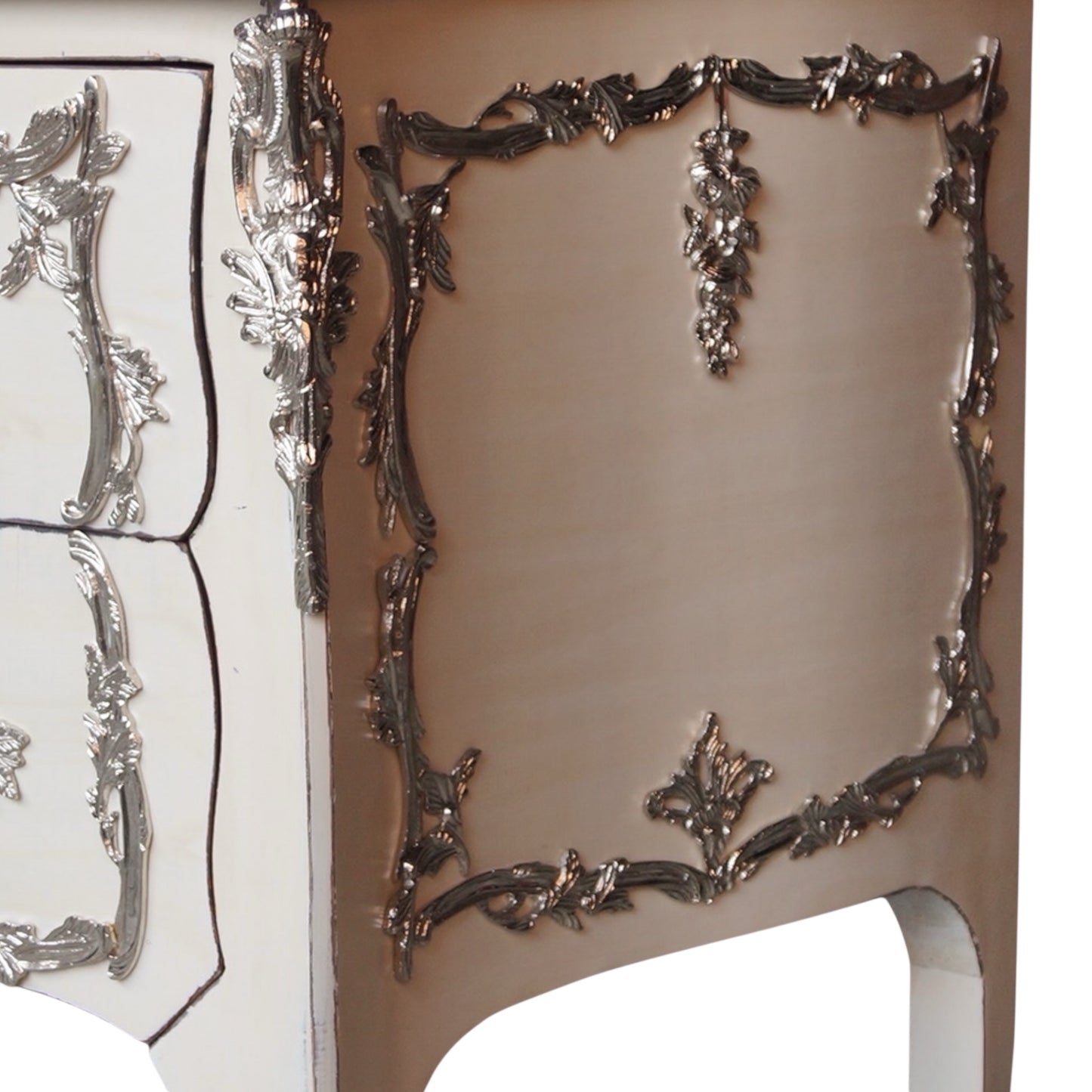 Eindrucksvolle Barock Kommode – Creme & Silber, Massivholz, Château-Stili