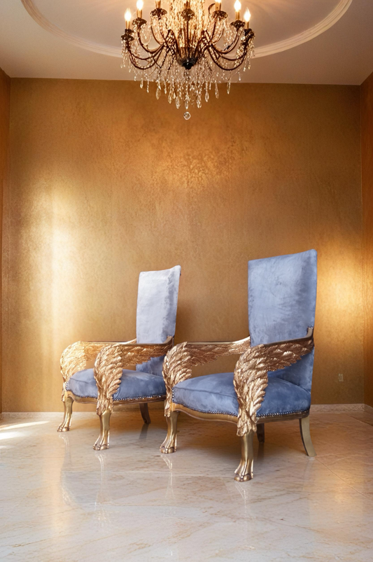 Exklusiver handgefertigter Sessel aus massivem Holz mit vergoldeten Engelsflügeln